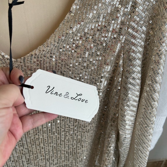 NWT. Vine & Love Champagne Sequin Top. Size Small - Picture 4 of 7